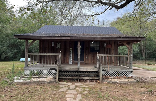 Royal Cabin | Charming 2-bedroom cabin with WiFi, fire pit, AC, pets welcome in quaint Royal