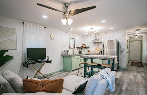 Pharr House | Charming 2-bedroom CASITA with AC and WiFi in Pharr