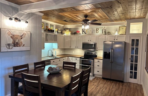 Steens Ski Chalet | Charming 2-bedroom chalet with AC and WiFi in Caledonia