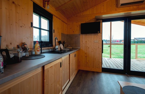 Zarnesti Ski Chalet | Charming 2-bedroom chalet with WiFi, AC in fantastic Râșnov