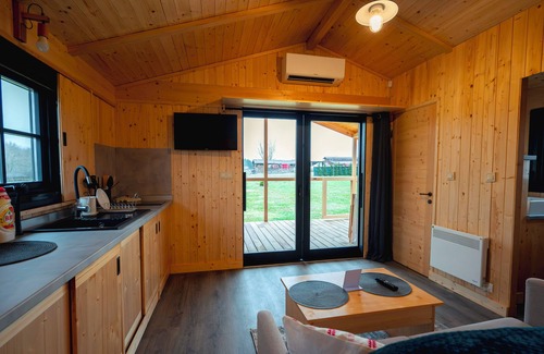 Zarnesti Ski Chalet | Charming 2-bedroom chalet with WiFi, AC in fantastic Râșnov