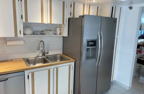 Hollywood Lakes Condo | Charming 2-bedroom condo on Hollywood Beach with AC, pool and parking.