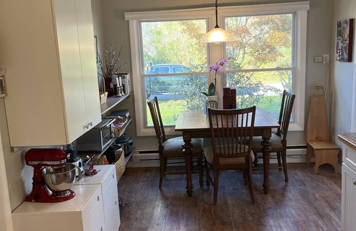 Jamestown Cottage | Charming 2 bedroom cottage - walk to beach