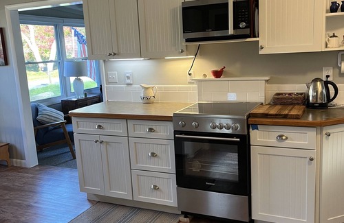 Jamestown Cottage | Charming 2 bedroom cottage - walk to beach