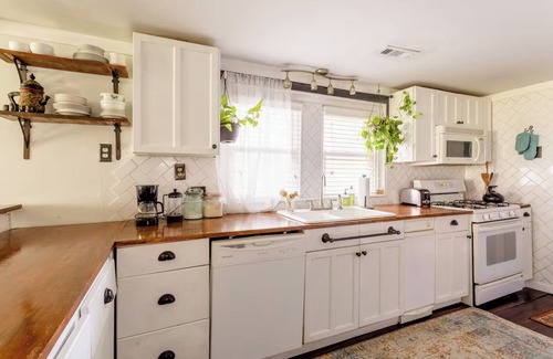 Woodbine Cottage | Charming 2-bedroom cottage 10 min to downtown - King bed - Fireplace