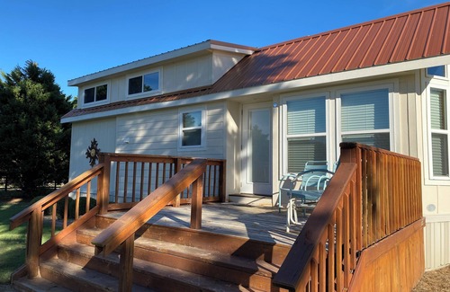 Palestine Cottage | Charming 2-bedroom cottage in the country located on wedding venue property!