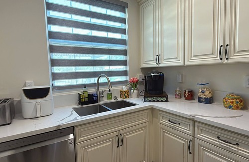 Mid Central Condo | Charming 2-bedroom condo with WiFi, AC in beautiful Pasadena
