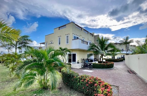 Dixon Cove Condo | Charming 2-bedroom condo with WiFi, AC in enchanting Roatan