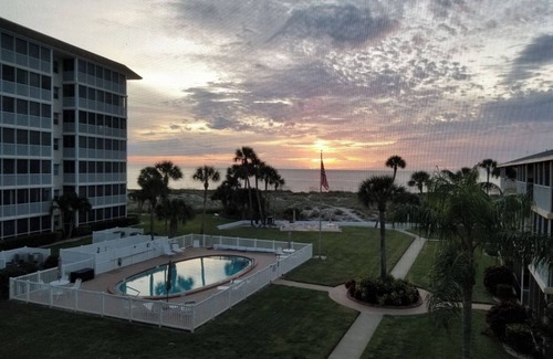 Venice Condo | Charming 2-bedroom condo with WiFi, private beach and pool in awesome Venice.