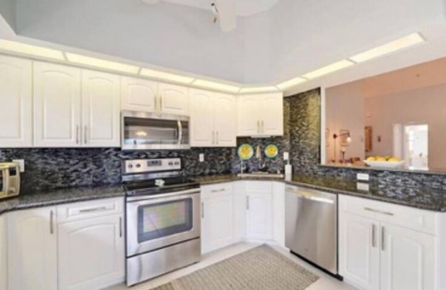 Plantation Condo | Charming 2-bedroom condo with WiFi, AC in Beautiful Venice