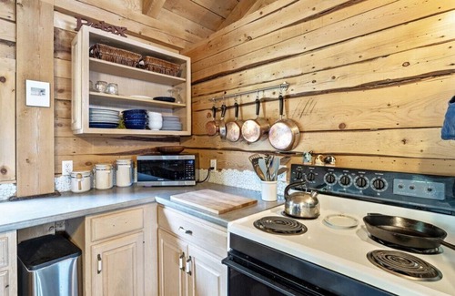 Franklin Cottage | Charming 2-bedroom cottage on Lake Carmi in Franklin with WiFi and AC