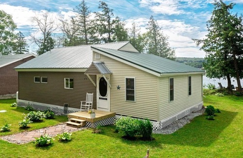 Franklin Cottage | Charming 2-bedroom cottage on Lake Carmi in Franklin with WiFi and AC