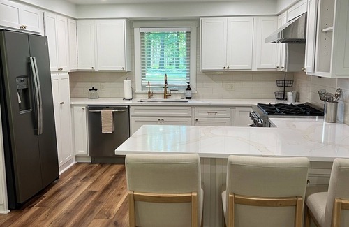 Willoughby Hills House | Charming 2-Bedroom Cottage on Scenic Property in Kirtland