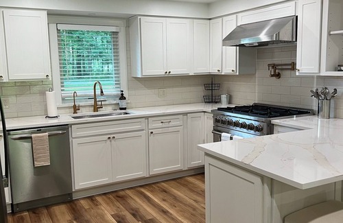 Willoughby Hills House | Charming 2-Bedroom Cottage on Scenic Property in Kirtland