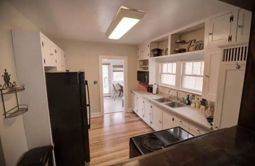 Meridian House | ✮ Charming 2-bedroom Cottage in Oldtown Meridian ✮