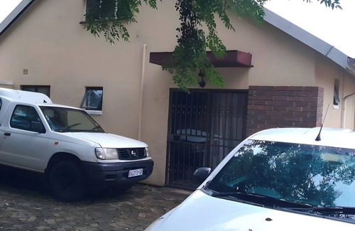 Greater Johannesburg Metropolitan Area Cottage | Charming 2-bedroom cottage in lovely Randburg with WiFi