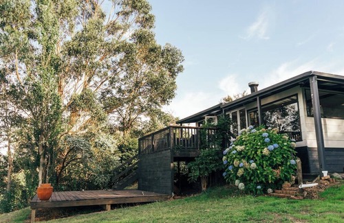 Poowong Cottage | Charming 2-bedroom cottage with open fire and stunning view in Poowong