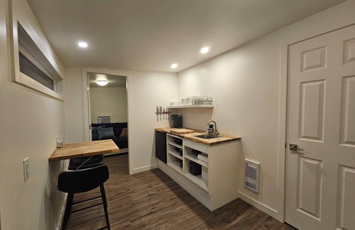 Ashton Creek Cottage | Charming 2-bedroom cottage in Enderby with AC, WiFi and Kitchenette.