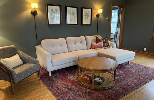 Findlay Cottage | Charming 2 bedroom cottage close to downtown