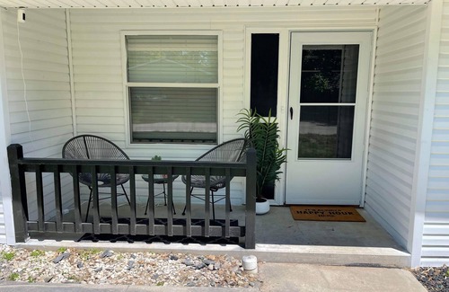 Fremont Cottage | Charming 2-bedroom cottage with lake and beach access and large yard.