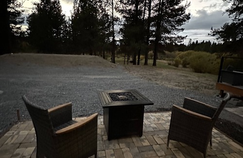 La Pine Cottage | Charming 2-bedroom cottage waterfront on the little Deschutes River La Pine, OR