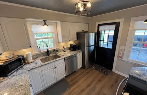 Lebanon House | Charming 2-bedroom cottage just off i71 near Kings Island and Lebanon