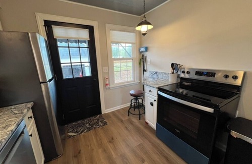 Lebanon House | Charming 2-bedroom cottage just off i71 near Kings Island and Lebanon