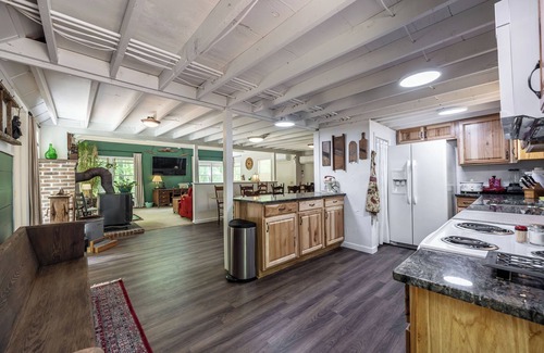 Madison Cottage | Charming 2-bedroom cottage in lovely Madison with WiFi, AC