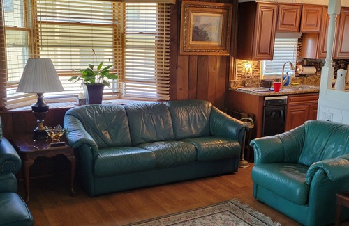 Monroe County Cottage | Charming 2-bedroom cottage with WiFi, AC in fabulous Newport with view