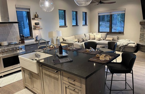Truckee Cottage | Charming 2-bedroom cottage up against the forest in Schaffer's Mill