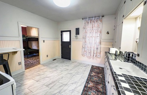 Price Cottage | Charming 2-bedroom cottage with WiFi, AC in welcoming Helper