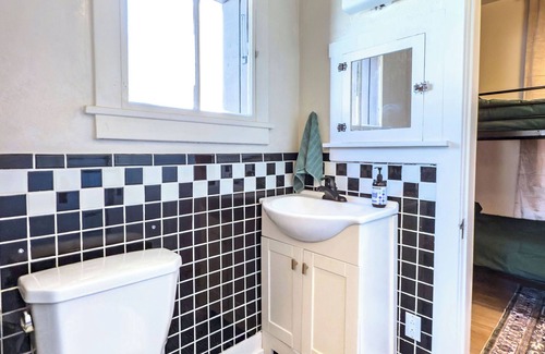 Price Cottage | Charming 2-bedroom cottage with WiFi, AC in welcoming Helper