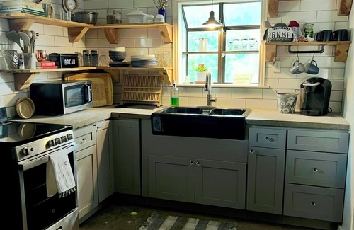 Hewitt Cottage | Charming 2-bedroom cottage with WiFi and AC in Hewitt & beautiful swimming pool
