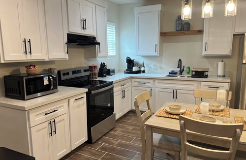 Eastern Division Cottage | Charming 2-bedroom cottage in Laredo with high-speed WiFi, AC