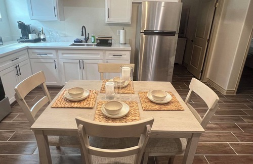 Eastern Division Cottage | Charming 2-bedroom cottage in Laredo with high-speed WiFi, AC