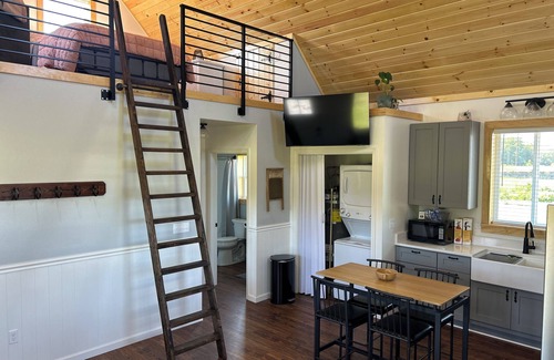 Sequim Cottage | Charming 2-bedroom cottage with Wifi and a mountain view.