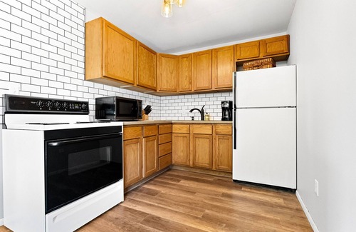 Warsaw Cottage | Charming 2-bedroom cottage with Central AC WiFi close to amazing downtown Warsaw