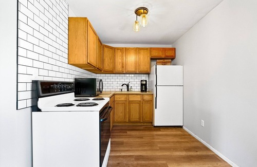 Warsaw Cottage | Charming 2-bedroom cottage with Central AC WiFi close to amazing downtown Warsaw