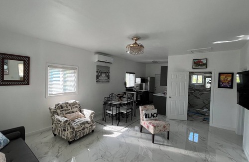 Farmer's Hill Cottage | Charming 2-bedroom cottage in Exuma with AC located next to a 3 mile beach