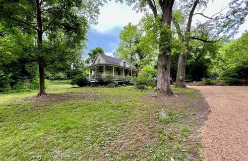 Boyce Cottage | Charming 2-bedroom cottage with WiFi, AC in delightful Boyce