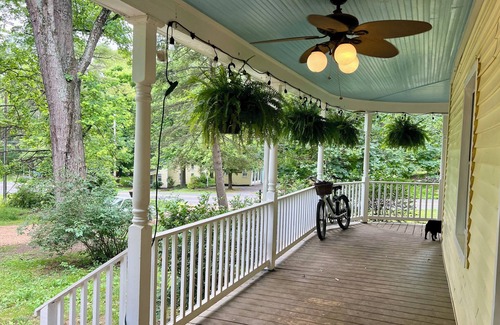 Boyce Cottage | Charming 2-bedroom cottage with WiFi, AC in delightful Boyce