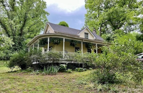 Boyce Cottage | Charming 2-bedroom cottage with WiFi, AC in delightful Boyce