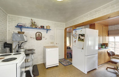 Drake Cottage | Charming 2-bedroom cottage on the river. 31-night minimum stay.