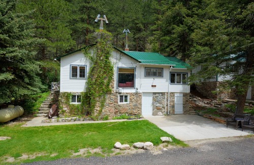 Drake Cottage | Charming 2-bedroom cottage on the river. 31-night minimum stay.