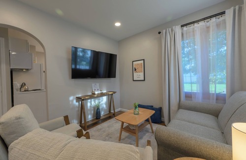 Pella Cottage | Charming 2-bedroom cottage with WiFi, AC in lovely Pella