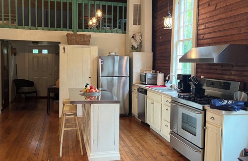 Syria Cottage | Charming 2-bedroom cottage w WiFi, AC in tranquil Syria w deck sounds Rose River