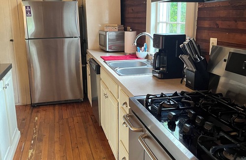 Syria Cottage | Charming 2-bedroom cottage w WiFi, AC in tranquil Syria w deck sounds Rose River