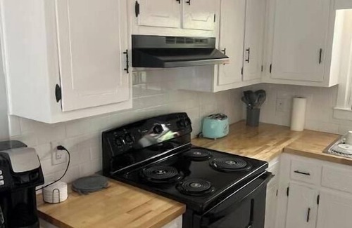 Stephens House | Charming 2-bedroom cottage in Hull GA on a beautiful 26 acre horse farm near UGA