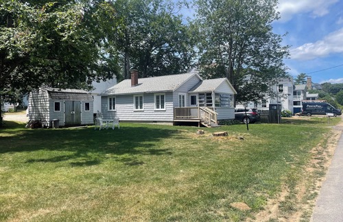 York Beach Cottage | Charming 2 bedroom cottage in York. Sleep 6. 5 minute walk to Long Sands Beach.