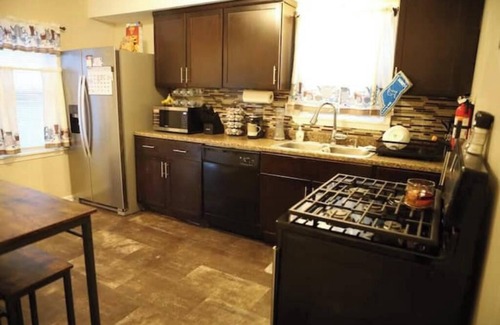 Inkster House | Charming 2-bedroom Cozy home with A/C and free wifi